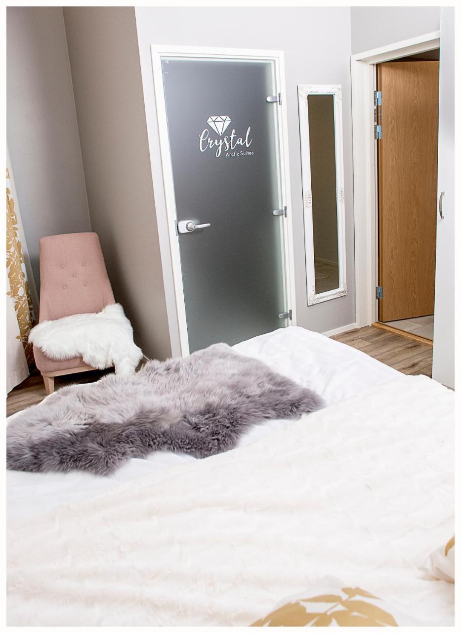 Crystal Arctic Suites Rovaniemi Exterior foto A sheepskin rug